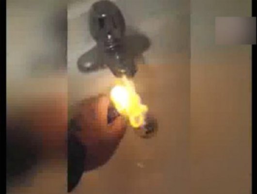 Apa de la robinet, INFLAMABILĂ în casa unui american, din cauza gazelor de şist - Credeţi că e adevărat sau că imaginile sunt trucate?